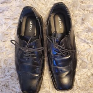 Barely worn black dress shoe